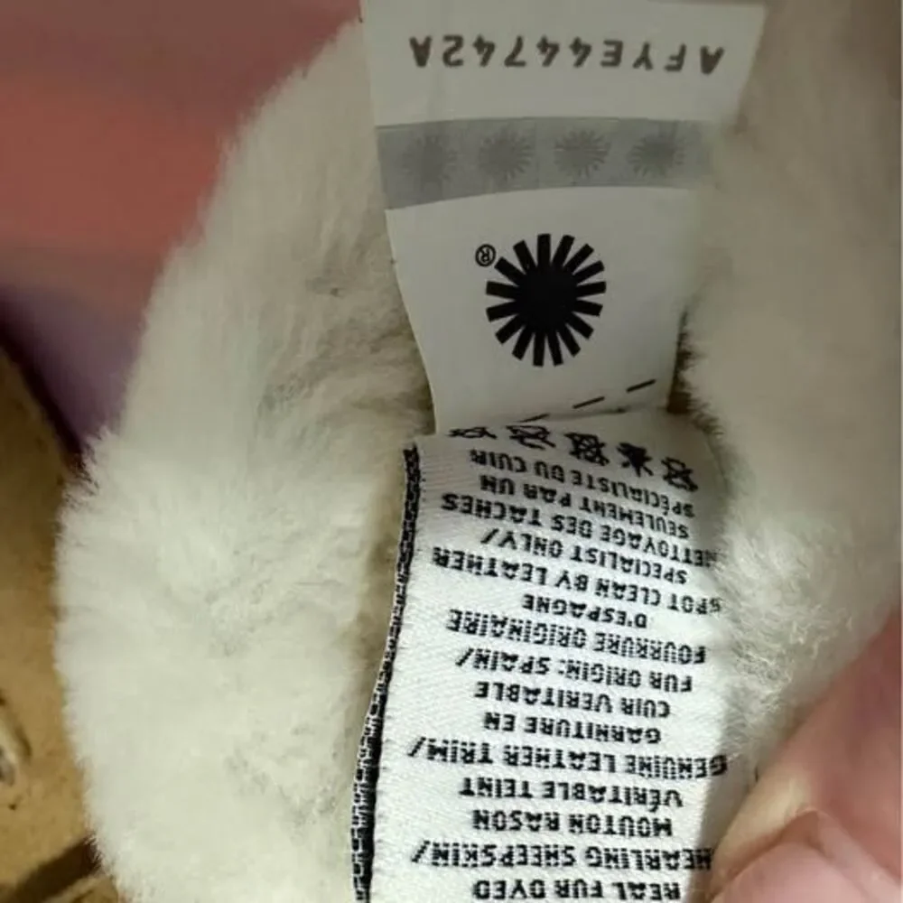 UGG TECH gloves (can use with phone)